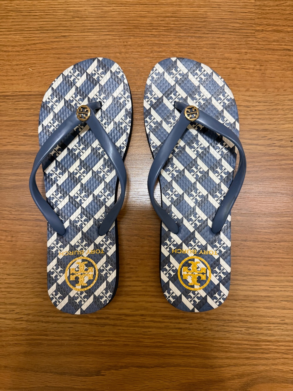 Tory Burch Thin Flip Flops Blue White Geometric Logo Print Sz 7M Gold Medallion